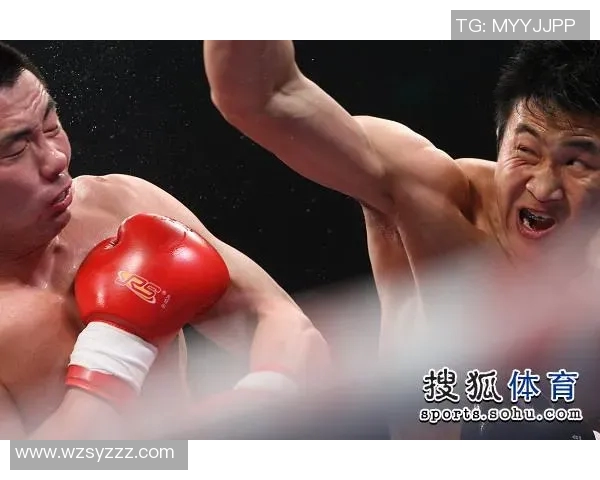 足球明星与保洁阿姨温馨合影展现平凡中的伟大瞬间