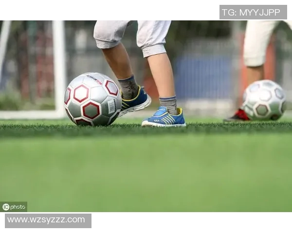 足球明星精彩颠球技巧集锦视频分享助你提升球技与观赏乐趣